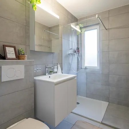Moderne Mit Parkplatz - Floor Apartment *