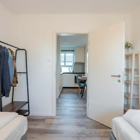 Moderne Mit Parkplatz - Floor